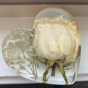 Small Free-Standing Heart for Flowers, Cremation Ashes Keepsake in Resin/Keepsake Heart/Pet Hair in Resin/Funeral Memorial