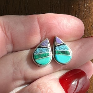 Puede incluir: Un juego de tres tazas de cerámica con un acabado mate moteado. Las tazas son de color crema, gris claro y gris oscuro. Cada taza tiene un diseño simple y minimalista y un asa redondeada.