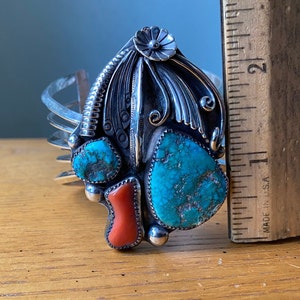 Vintage Navajo Armspange mit Foliate Sterling Silber, Türkis und Koralle