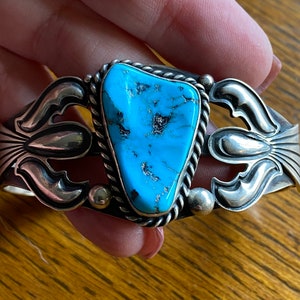 Manchette vintage turquoise Morenci et argent sterling repoussé navajo