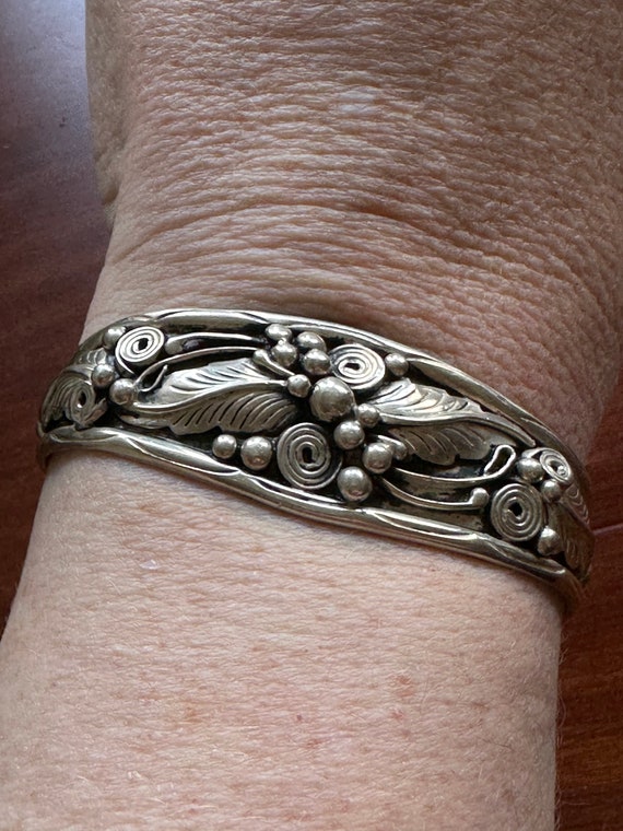 Graceful Slim Navajo Foliate Cuff with Flowing Le… - image 5