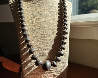 Vintage Navajo Sterling Silber graduierte Navajo Perlen mit aufgehende Sonne Stempelarbeit