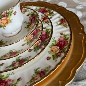 Old Country Roses Dinner Plates ~ Royal Albert Old Country Roses ~ English Roses Dinnerware Plates