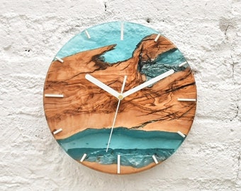 Horloge murale moderne en bois et résine, horloge murale rustique, décoration d'intérieur de ferme, décoration murale en bois d'olivier, cadeau de pendaison de crémaillère pour une première maison, cadeau pour papa