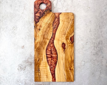 Olijfhout en hars charcuterieplank, vlees- en kaasplank, serveerplank met handvat, beste housewarmingcadeau, handgemaakte charcuterieplank