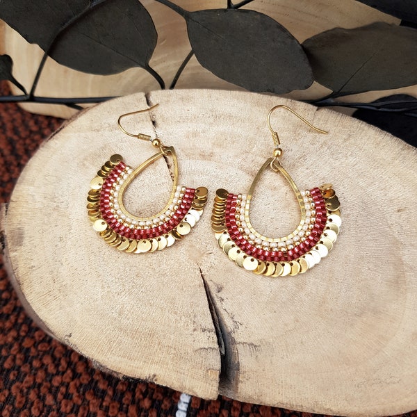 Boucles d'oreilles en tissage de perles et pampilles.