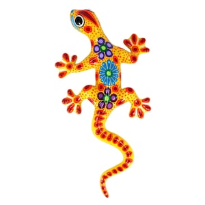 Vacker Talaveraödla - gecko gjord av handmålad lera av inhemska hantverkare från Nayarit, färg: gul, svans i mitten