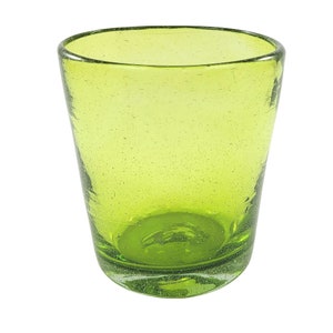 Op de afbeelding: Een groene glazen tumbler met een getextureerd oppervlak. Het glas heeft een afgeronde bodem en een brede opening.