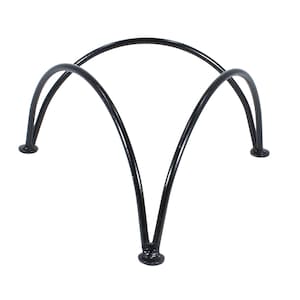 Könnte beinhalten: Dekorativer Ständer aus schwarzem Metall mit geschwungenem Design. Der Ständer hat drei Beine und eine kreisförmige Oberseite, geeignet für die Präsentation von Dekorationsartikeln. Der Ständer ist schwarz lackiert und hat eine glänzende Oberfläche.