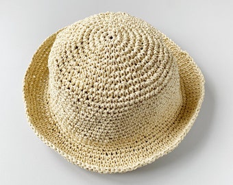 CHAPEAU DE SOLEIL DE PAILLE pour des femmes. Raffia panama. Chapeau de plage naturel. Chapeau de soleil au crochet. Cadeau pour les vacances.