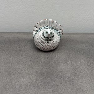 Liten fågel i vintage-keramikstudio