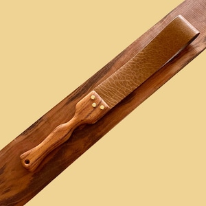 Candy Shop: Salted Caramel 2.5-Zoll-Spanking-Strap (Hellbraunes Bison-Leder + Tigerwood-Griff)