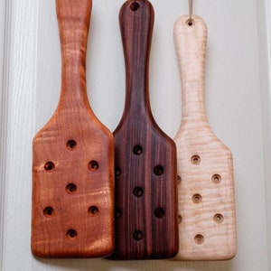 Paleta de fraternidad OTK de LRS - Hecha a mano - Paleta de azotes de madera dura pesada con agujeros para ampollas - Elección de 3 maderas - Solo adultos que consientan