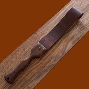 Candy Shop: Toffee Tortoise 6,5 cm Spanking Strap (braunes Pull-Up Leder + Griff aus tropischem Nussbaum)