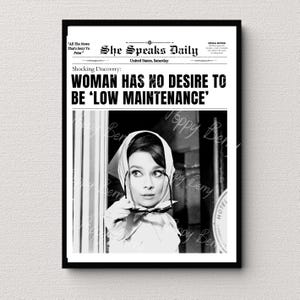 Puede incluir: Un titular de peri&oacute;dico en blanco y negro dice "Woman Has No Desire To Be 'Low Maintenance'". Una mujer con un pa&ntilde;uelo en la cabeza y gafas de sol mira por encima del hombro.