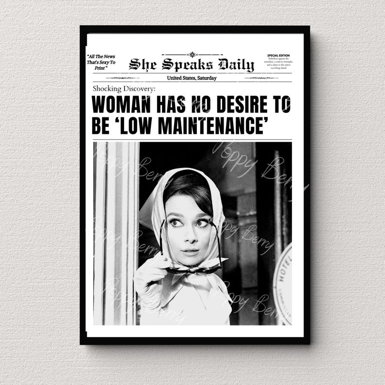 Puede incluir: Un titular de peri&oacute;dico en blanco y negro dice "Woman Has No Desire To Be 'Low Maintenance'". Una mujer con un pa&ntilde;uelo en la cabeza y gafas de sol mira por encima del hombro.