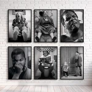 Op de afbeelding: Zes ingelijste zwart-wit prints worden getoond op een witte bakstenen muur. De prints tonen verschillende scènes van mensen in humoristische of ongemakkelijke situaties. De frames zijn zwart en de afbeeldingen in grijstinten.