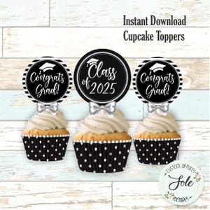 Op de afbeelding: Drie zwart-witte cupcake-toppers met zilveren strikken. De toppers bevatten de tekst "Class of 2025", "Congrats Grad!" en "Congrats Grad!" met een afbeelding van een afstudeerhoed.