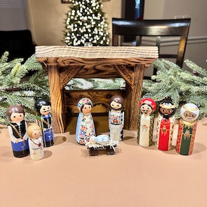 Conjunto de 11 piezas de Natividad húngara pintada a mano con vestido azul en María