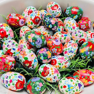 Juego de 8 huevos de gallina de madera Kalocsai y Matyo, pintados a mano, de arte popular húngaro, combinables y originales.