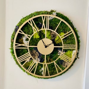 Reloj de arte de pared de musgo, arte de musgo, reloj de pared, decoración del reloj, reloj de oro, decoración cottagecore, musgo conservado, reloj de números romanos, regalo para ella,