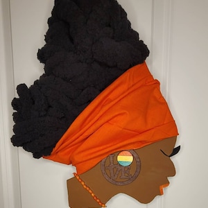 Diva Wreath: Elegant 12-Inch Decorative Wall Art