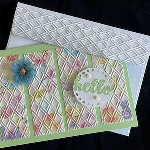 Tarjeta de felicitación con flores en relieve. Sobre a juego. Interior en blanco para el Día de la Madre, pensando en ti, 12,7 x 18,8 cm.