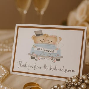 Vierges pour mariage à l'intérieur de cartes de remerciement classiques Just Married. Ours en peluche mignon dans une voiture, les mariés, M. et Mme