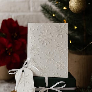 Sneeuwvlokkerstkaarten met reliëf: handgemaakte kerstset voor de winter