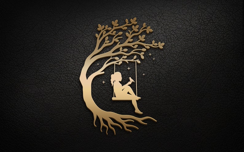 Puede incluir: Una silueta dorada de un &aacute;rbol con una persona sentada en un columpio, sosteniendo un p&aacute;jaro. El fondo es una superficie oscura y texturizada.