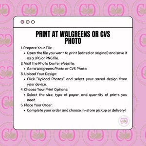 Op de afbeelding: Een roze en witte afbeelding met instructies over hoe je foto's kunt afdrukken bij Walgreens of CVS. De tekst luidt "Print at Walgreens or CVS Photo". De instructies omvatten het voorbereiden van uw bestand, het bezoeken van de website van het fotocentrum, het uploaden van uw ontwerp, het kiezen van uw afdrukopties en het plaatsen van uw bestelling.