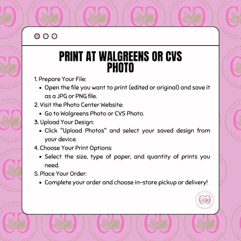 Op de afbeelding: Een roze en witte afbeelding met instructies over hoe je foto's kunt afdrukken bij Walgreens of CVS. De tekst luidt "Print at Walgreens or CVS Photo". De instructies omvatten het voorbereiden van uw bestand, het bezoeken van de website van het fotocentrum, het uploaden van uw ontwerp, het kiezen van uw afdrukopties en het plaatsen van uw bestelling.