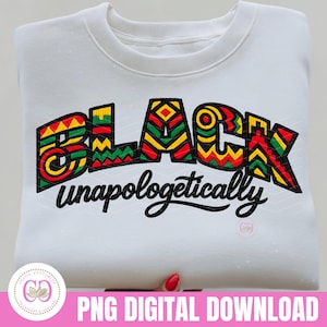 Puede incluir: Sudadera blanca con la frase "BLACK unapologetically" en letras coloridas y estampadas. El diseño incorpora detalles en rojo, amarillo y verde. La sudadera está doblada y la imagen incluye una pancarta rosa con texto.