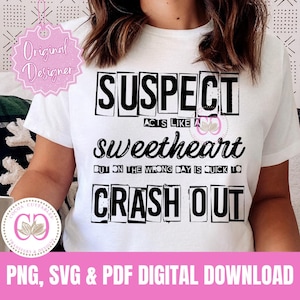 Puede incluir: Una camiseta blanca con texto negro que dice "SUSPECT ACTS LIKE A SWEETHEART BUT ON THE WRONG DAY IS QUICK TO CRASH OUT".