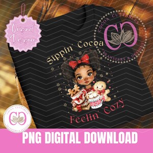 K&ouml;nnte beinhalten: Ein digitales Design mit einer Cartoon-Illustration eines schwarzen M&auml;dchens mit lockigem Haar, das einen roten Bogen tr&auml;gt und eine Tasse hei&szlig;e Schokolade h&auml;lt. Das Design enth&auml;lt den Text "Sippin' Cocoa Feelin' Cozy" in goldenen und rosafarbenen Buchstaben.