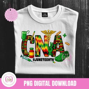 Puede incluir: Camiseta blanca con un diseño CNA colorido con símbolos médicos y el texto "#Juneteenth". El diseño incorpora colores verde, amarillo, rojo y negro, con un símbolo de caduceo médico.
