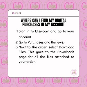 Op de afbeelding: Een roze en witte afbeelding met een witte rand en zwarte tekst die "WHERE CAN I FIND MY DIGITAL PURCHASES IN MY ACCOUNT" luidt, gevolgd door een lijst met instructies over hoe je digitale aankopen op Etsy.com kunt vinden.