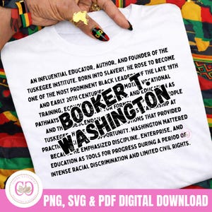 Könnte beinhalten: Weißes T-Shirt mit dem Namen "Booker T. Washington" in fetten schwarzen Buchstaben. Das Shirt enthält eine detaillierte Beschreibung von Washingtons Leben und Leistungen, einschließlich seiner Rolle als Pädagoge und Gründer des Tuskegee Institute.