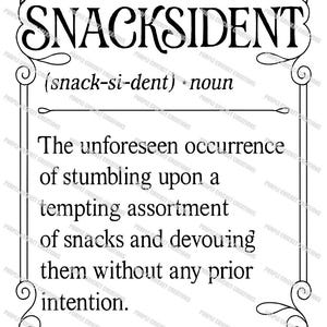 Puede incluir: Cartel en blanco y negro con la palabra "SNACKSIDENT" en letras grandes. La definición de la palabra, que describe el consumo inesperado de snacks, está escrita debajo. El cartel tiene un borde decorativo.