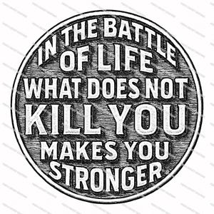 Puede incluir: Un diseño circular en blanco y negro con el texto "IN THE BATTLE OF LIFE WHAT DOES NOT KILL YOU MAKES YOU STRONGER". El texto es en negrita, de estilo vintage, sobre un fondo texturizado.