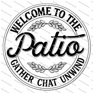 Könnte beinhalten: Ein schwarz-weißes rundes Schild mit den Worten "WELCOME TO THE Patio" in einer dekorativen Schriftart. Die Worte "GATHER CHAT UNWIND" stehen darunter. Das Schild enthält Blätterakzente und eignet sich für die Außendekoration.