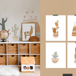 Op de afbeelding: Een kinderkamer met cactus muurstickers, een wereldbol en een witte opbergkast met rieten manden. Vier ingelijste prints tonen cactus illustraties in neutrale tinten. Een lama print en een houten huis speelgoed zijn ook zichtbaar.