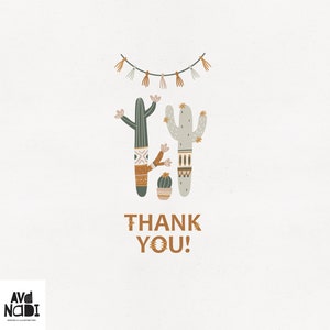 Op de afbeelding: Een illustratie met twee gestileerde cactussen met patronen, een kleine cactus in een pot en een slinger van kwasten. De tekst "THANK YOU!" is in bruin geschreven op een cr&egrave;mekleurige achtergrond, wat een warme sfeer cre&euml;ert.