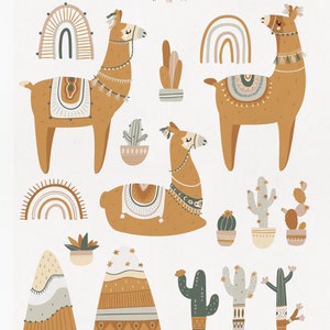 Op de afbeelding: Digitale illustratie met lama's, cactussen, regenbogen en decoratieve banners in aardetinten. De lama's zijn afgebeeld in verschillende poses, met decoratieve zadels en kettingen. De stijl doet denken aan een kinderboekillustratie.