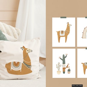 Op de afbeelding: Een set van vier kunstprints en een kussen met illustraties van lama's in bruin, beige en groen. De prints tonen een lama, een regenboog en cactussen. Het kussen heeft een lama-ontwerp. De stijl is speels en geschikt voor een kinderkamer.