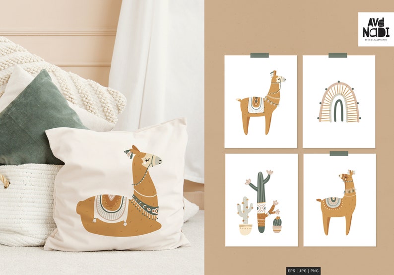 Op de afbeelding: Een set van vier kunstprints en een kussen met illustraties van lama's in bruin, beige en groen. De prints tonen een lama, een regenboog en cactussen. Het kussen heeft een lama-ontwerp. De stijl is speels en geschikt voor een kinderkamer.