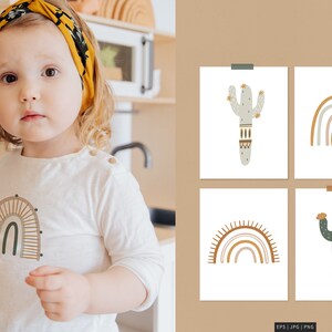 Op de afbeelding: Een jong kind draagt een wit shirt met lange mouwen met een regenboogpatroon en een gele hoofdband. Vier kunstprints met cactus- en regenboogillustraties worden op een neutrale achtergrond weergegeven. De prints zijn met tape bevestigd.