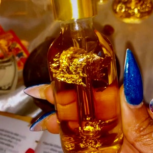 Elevate Your Aura: Exquisite Black Woman Scented Burning Oil for a Unique and Empowering Experience