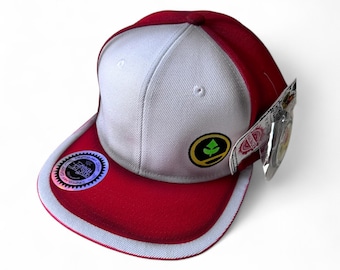 Retro röd och vit urban keps med unika detaljer och samlarklistermärken – justerbar keps perfekt för moderna streetwear-looker