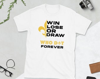 Könnte beinhalten: Weißes T-Shirt mit einer schwarzen und goldenen Grafik. Die Grafik zeigt eine Fleur-de-lis und den Text "Win Lose or Draw Who Dat Forever".